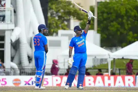 अर्धशतक पूरा करने के बाद जश्न मनाते हुए सूर्यकुमार यादव61 अर्धशतक पूरा करने के बाद जश्न मनाते हुए सूर्यकुमार यादव(61)