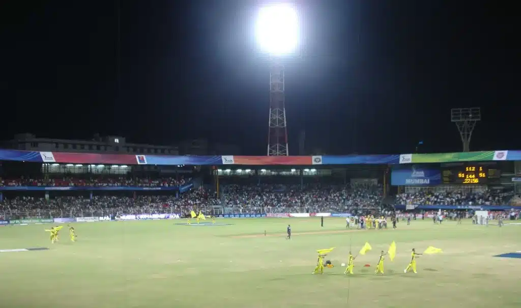 Wankhede Stadium Mumbai Pitch report In Hindi