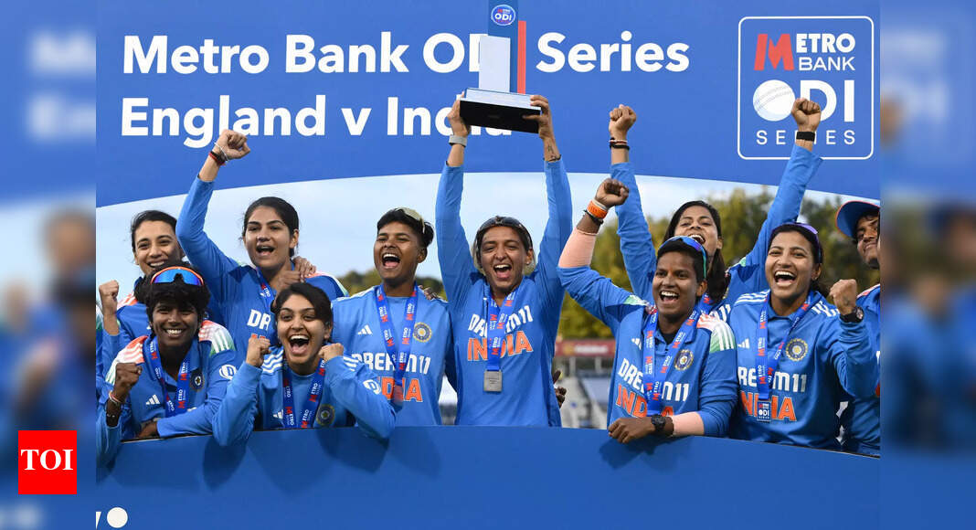 ‘हम भारत को हरा सकते हैं, हम किसी भी टीम को हरा सकते हैं’: इंग्लैंड की महिला मुख्य कोच ओडीआई और टी 20 आई सीरीज़ हार्स से प्रभावित होकर | क्रिकेट समाचार