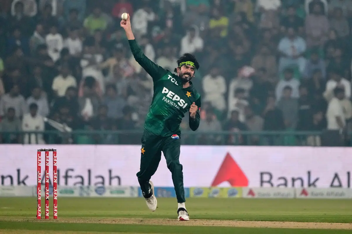 Usman Tariq bowling Pakistan spinner.webp कौन हैं उस्मान तारिक? मिस्ट्री पाकिस्तान स्पिनर पर टी20 वर्ल्ड कप से पहले फेल होने का आरोप